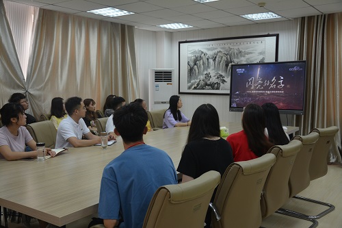 球盟会组织师生观看2019年最美高校辅导员、老员工发布仪式