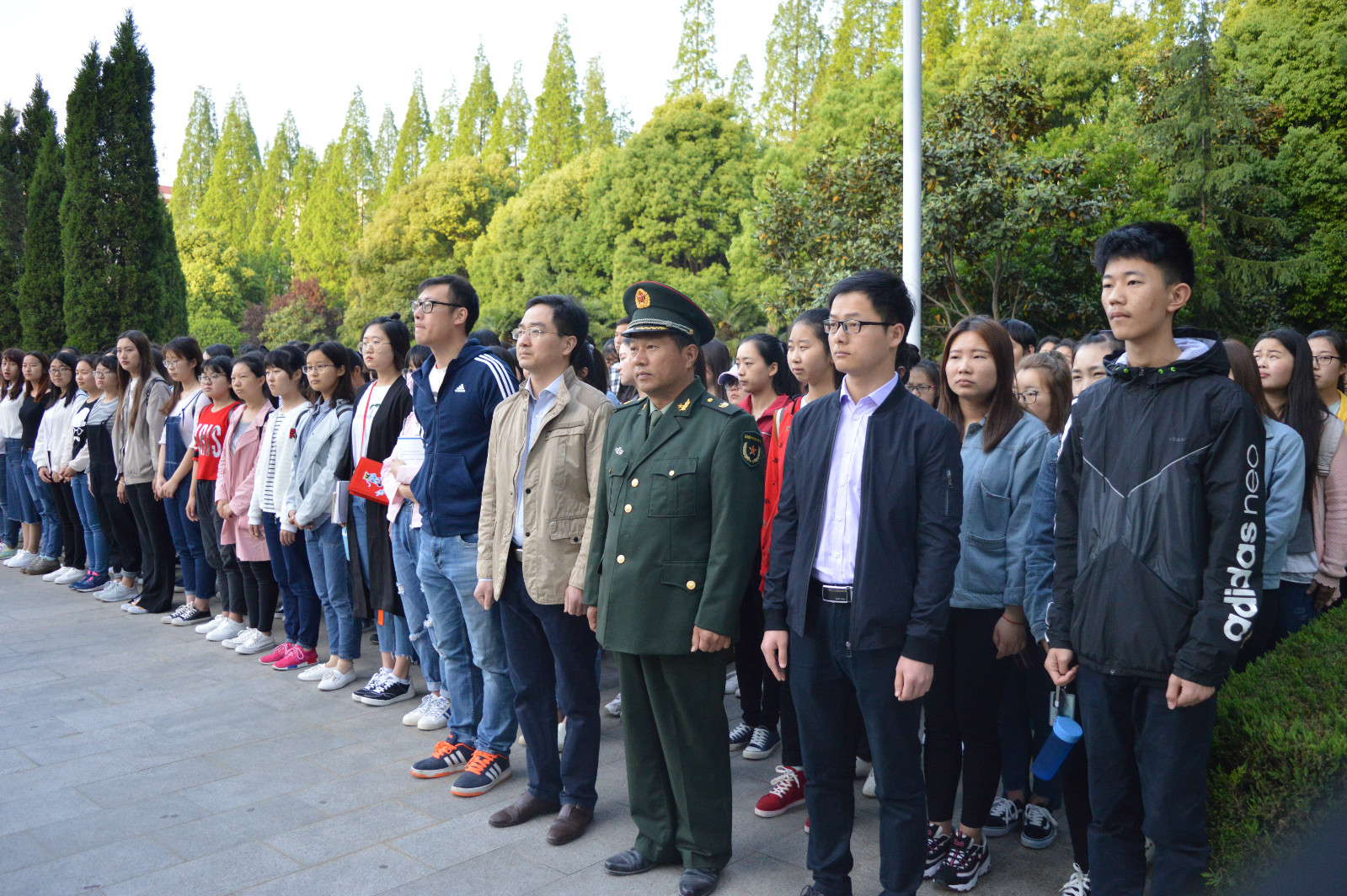 球盟会组织员工参加升国旗仪式