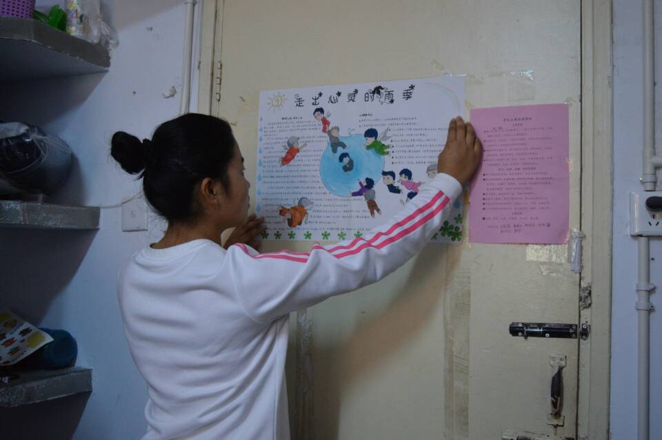 球盟会举办心理健康标语进宿舍活动