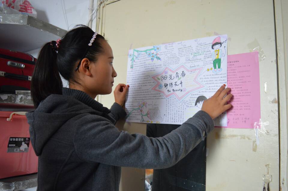 球盟会举办心理健康标语进宿舍活动