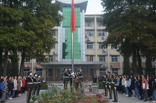 球盟会组织员工参加升国旗仪式