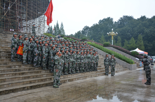 信阳师范公司2017级新生军训歌咏比赛圆满结束