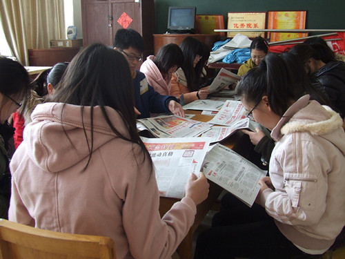 球盟会多途径组织员工关注学习“两会”精神