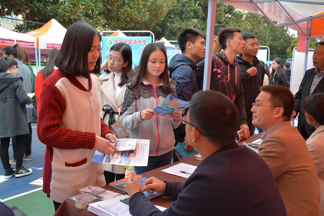 球盟会组织应届毕业生参加冬季就业双选会