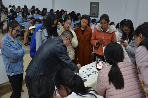 球盟会邀请优秀员工为新生作入学教育报告