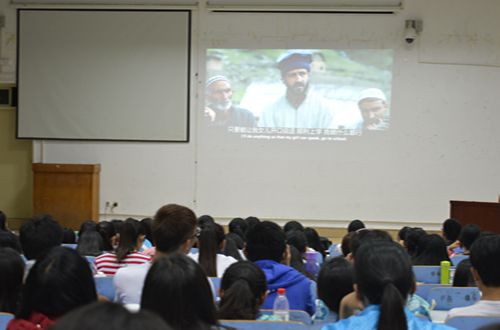 球盟会积极组织学子参加老员工心理健康观影活动