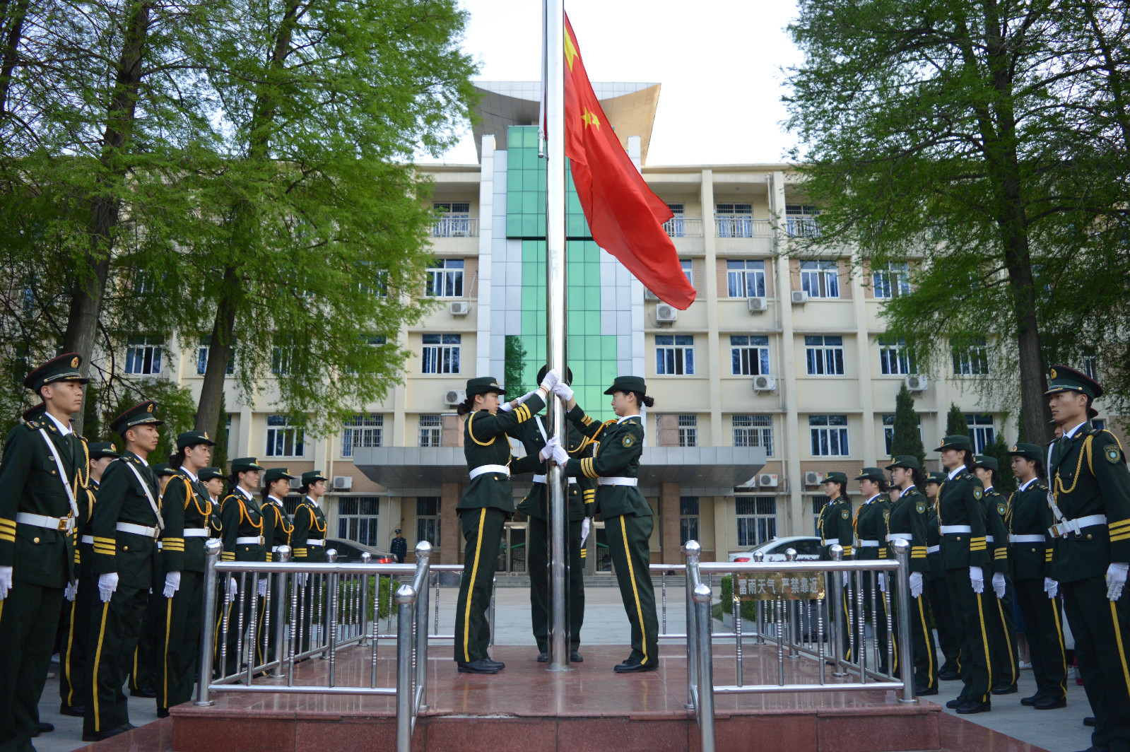 球盟会组织员工参加升国旗仪式